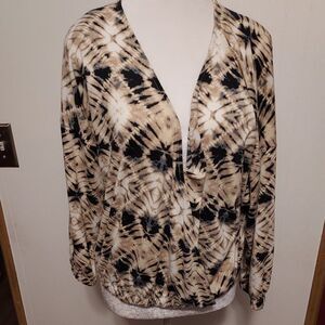 HIATUS  XL   VGC pit to pit  24 1/2 length 20 1./2 Blue, tan and white